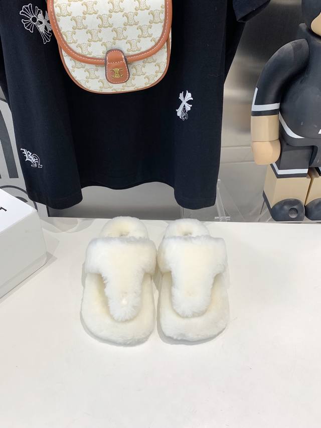 出厂价 Loewe｜罗意威新款柔软羔羊毛夹角拖鞋夹脚毛拖鞋可谓非常少有，创新别样，垫脚lorwe字母羊毛造型很别致呀；还原原版做法，舒适度漏眼可见！一体羊羔毛鞋